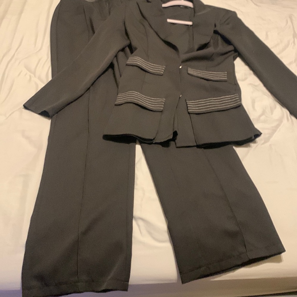 2 piece suit form pretty little things size 0